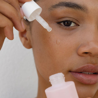 Alpha-H Vitamin E Serum serum påføres med pipette