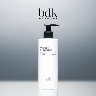 BDK Parfums Bouquet de Hongrie Body Lotion pumpeflaske i studie med bdk-logo