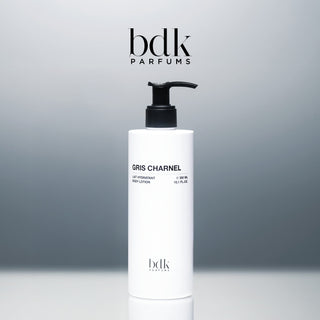 BDK Parfums Gris Charnel Body Lotion pumpeflaske i studie med bdk-logo