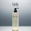 BDK Parfums Gris Charnel Shower Gel pumpeflaske i studie med bdk-logo