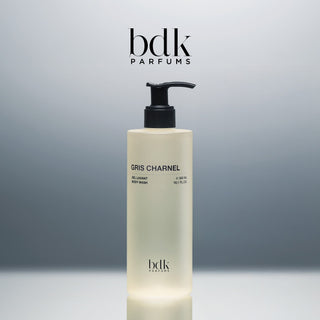 BDK Parfums Gris Charnel Shower Gel pumpeflaske i studie med bdk-logo
