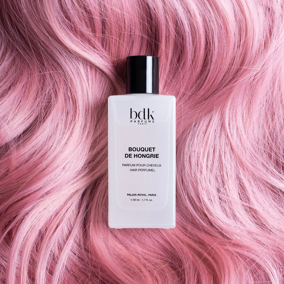 BDK Parfums Hair Perfume Bouquet de Hongrie flakon på lyserødt hår