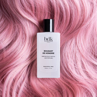 BDK Parfums Hair Perfume Bouquet de Hongrie flakon på lyserødt hår