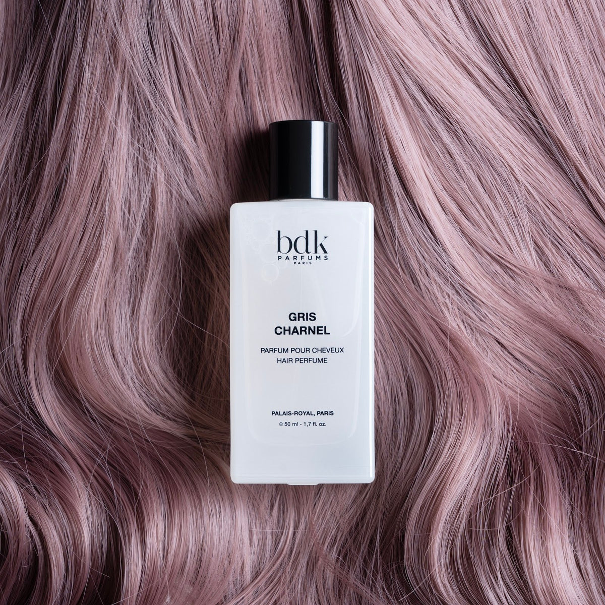 BDK Parfums Hair Perfume Gris Charnel flakon på lilla hår