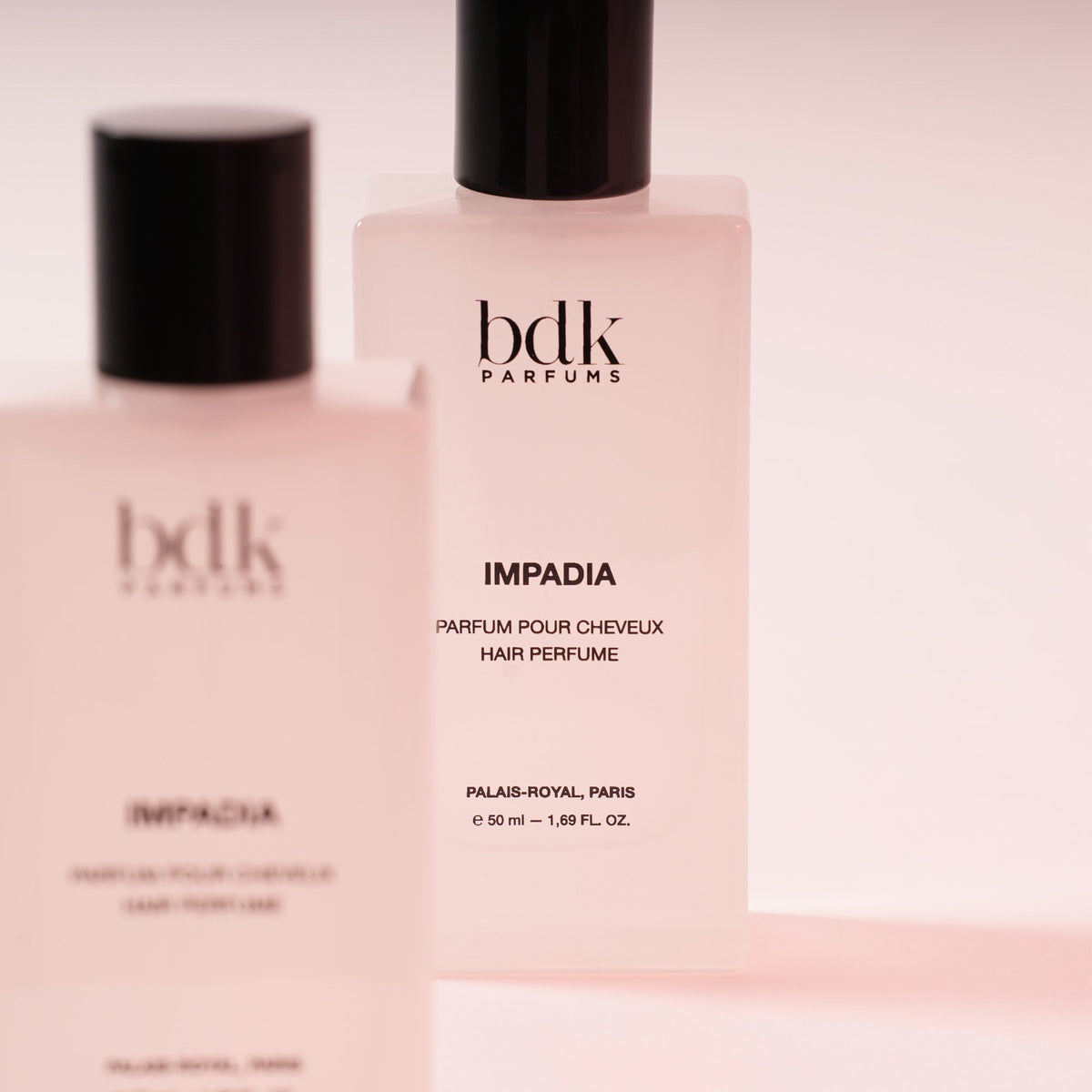 BDK Parfums Hair Perfume Impadia nærbillede af to flakoner på lyserød baggrund