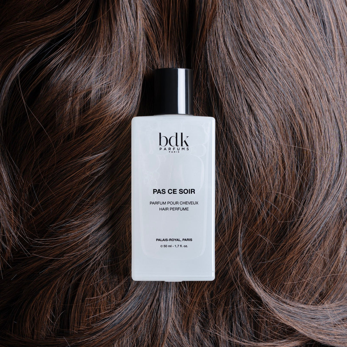 BDK Parfums Hair Perfume Pas Ce Soir flakon på mørkebrunt hår