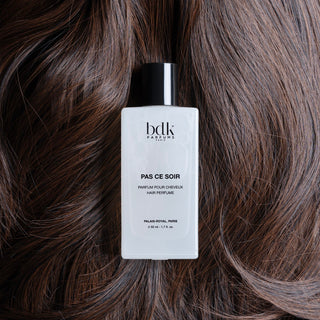 BDK Parfums Hair Perfume Pas Ce Soir flakon på mørkebrunt hår