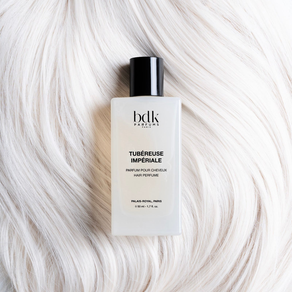 BDK Parfums Hair Perfume Tubereuse Imperiale flakon på platinblondt hår