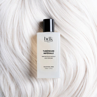 BDK Parfums Hair Perfume Tubereuse Imperiale flakon på platinblondt hår