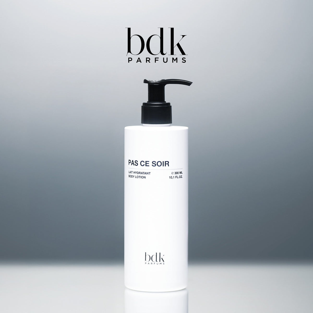 BDK Parfums Pas Ce Soir Body Lotion pumpeflaske i studie med bdk-logo