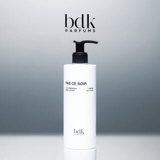 BDK Parfums Pas Ce Soir Body Lotion pumpeflaske i studie med bdk-logo