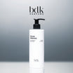 BDK Parfums Rouge Smoking Body Lotion pumpeflaske i studie med bdk-logo