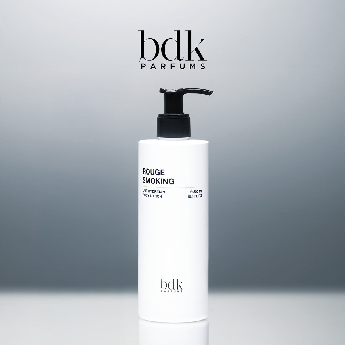 BDK Parfums Rouge Smoking Body Lotion pumpeflaske i studie med bdk-logo