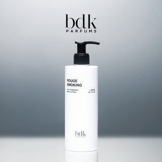BDK Parfums Rouge Smoking Body Lotion pumpeflaske i studie med bdk-logo