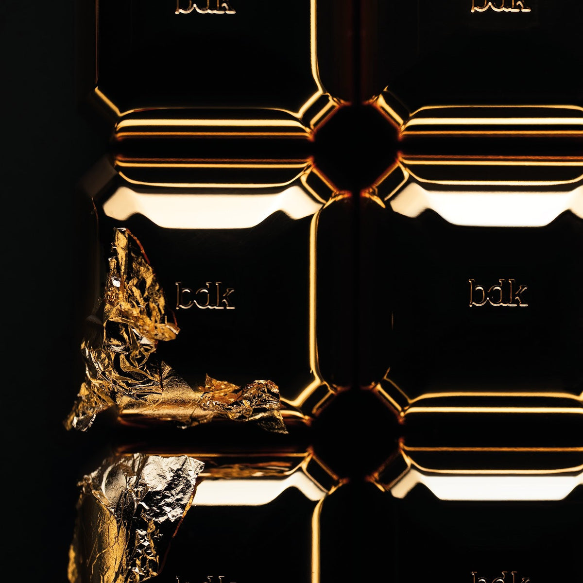 BDK Parfums Velvet Tonka Extrait gyldne låg set oppefra med bladguld