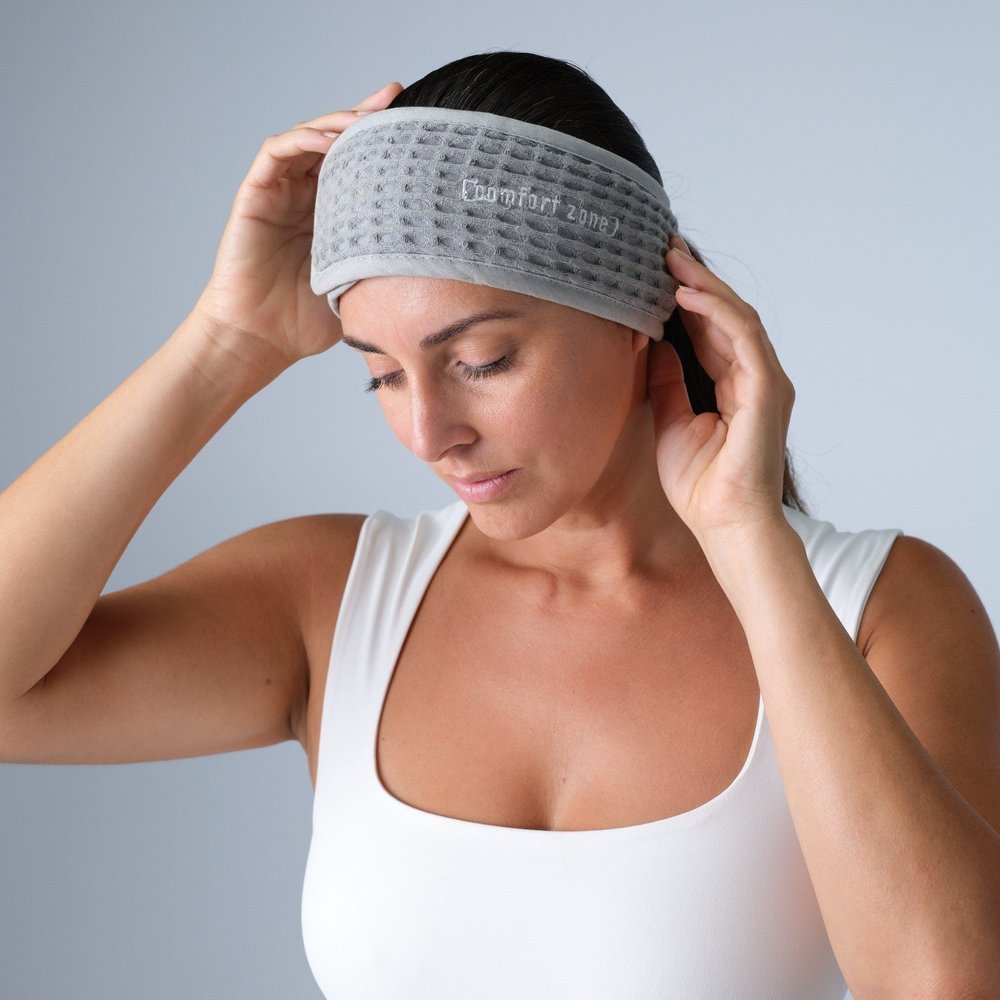 Comfort Zone Headband lichtgrijs gedragen, haar uit het gezicht