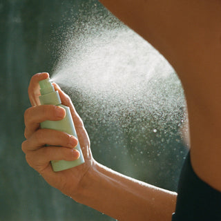 Corpus Naturals Deodorant Spray onder de oksel gespoten
