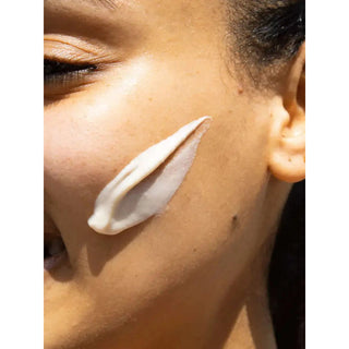 Alpha-H Daily Essential Moisturiser SPF50 ambiente