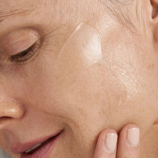 Dermalogica Sound Sleep Cocoon aangebracht op de wang