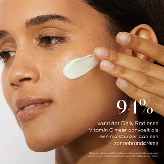 Medik8 Daily Radiance Vitamin C 50ml aangebracht op de wang