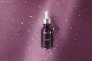 Medik8 Hydr8 B5 Intense 30ml flaske på lilla baggrund med dråber