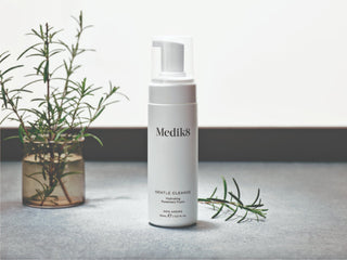 Medik8 Gentle Cleanse flaske med rosmarin