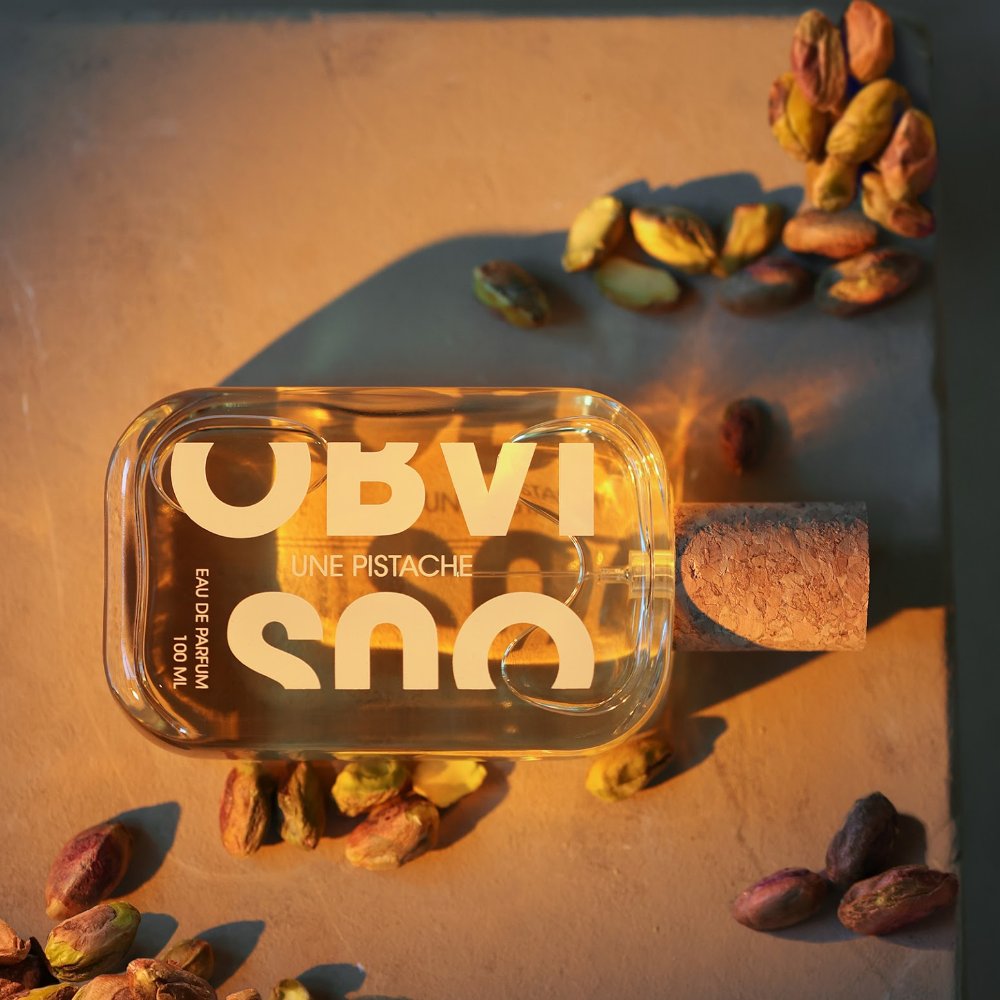 Obvious Parfums Une Pistache 100ml liggende flacon tussen pistachenoten