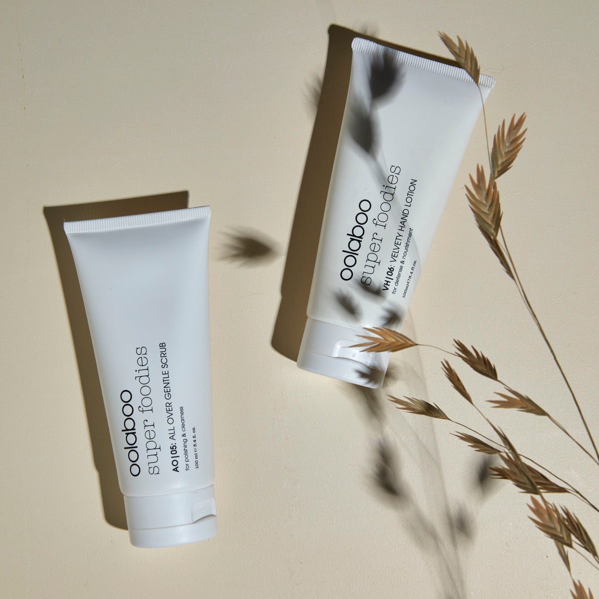 Oolaboo Super Foodies All Over Gentle Scrub ved siden af Velvety Hand Lotion