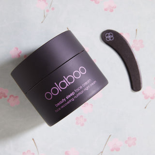 Oolaboo Beauty Sleep Night Cream med spatel på blomster