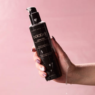 Oolaboo Blushy Truffle Shampoo i hånden med skum