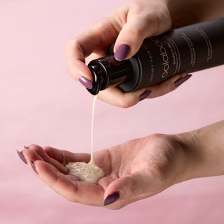 Oolaboo Blushy Truffle Shampoo tekstur i håndfladen