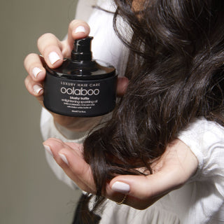 Oolaboo Blushy Truffle Sparkling Oil i håret