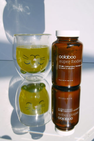 Oolaboo Super Foodies Ceremonial Tranquil Tea med glas tilberedt matcha