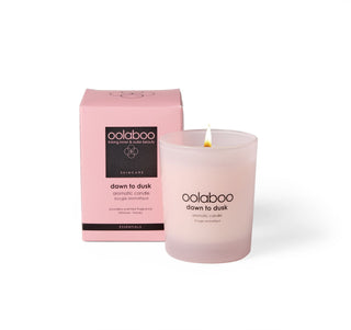 Oolaboo Dawn to Dusk Aromatic Candle tændt med æske