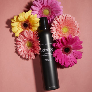 Oolaboo Glam Former Dry Shampoo tussen gerbera's