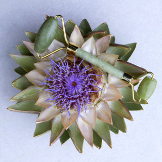 Oolaboo Jade Beauty Roller på en artiskokblomst