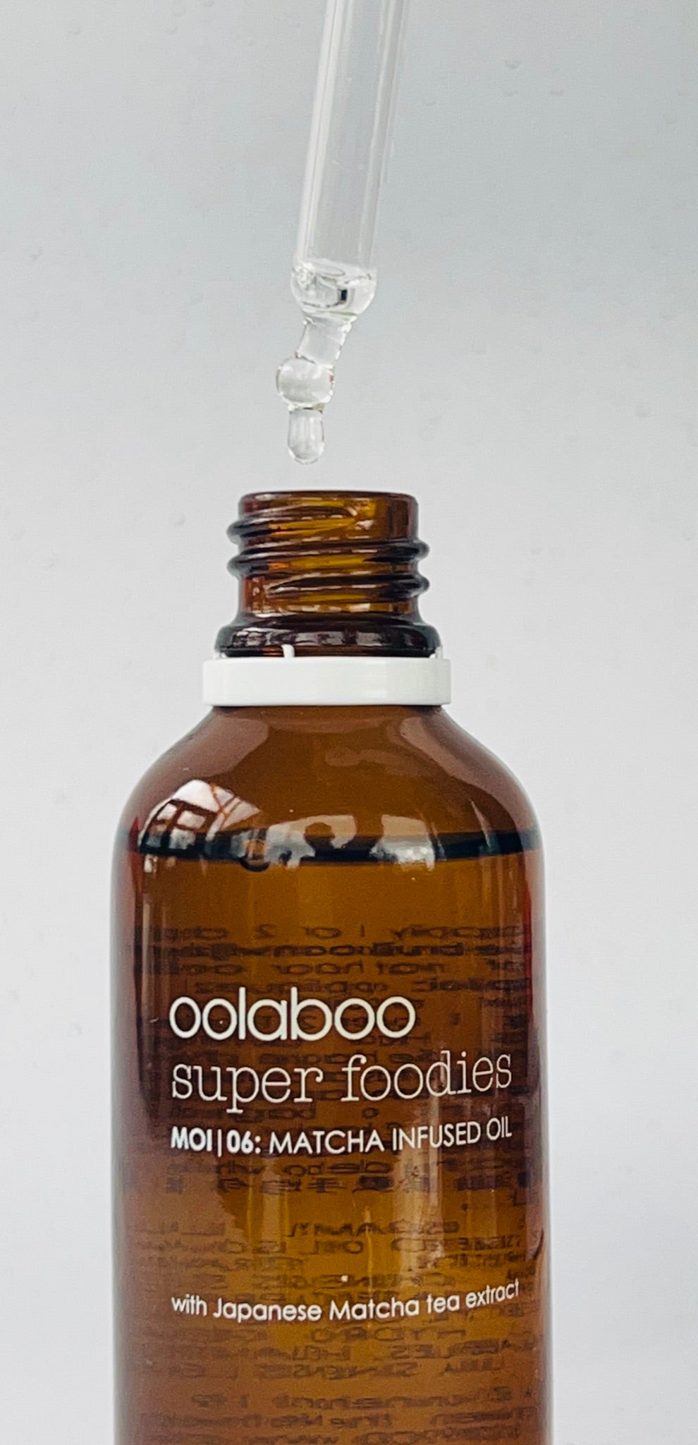 Oolaboo Super Foodies Matcha Infused Oil nærbillede med oliedråbe