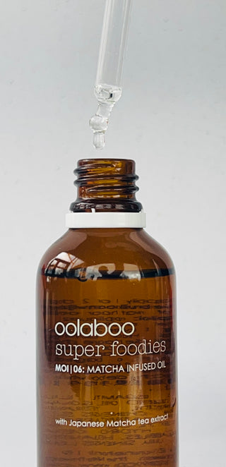 Oolaboo Super Foodies Matcha Infused Oil close-up med oliedråbe
