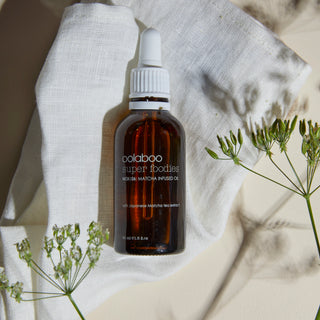 Oolaboo Super Foodies Matcha Infused Oil på hørklæde med blomster