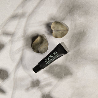 Oolaboo Morning Dew Eye Opening Emulsion på linned med blade