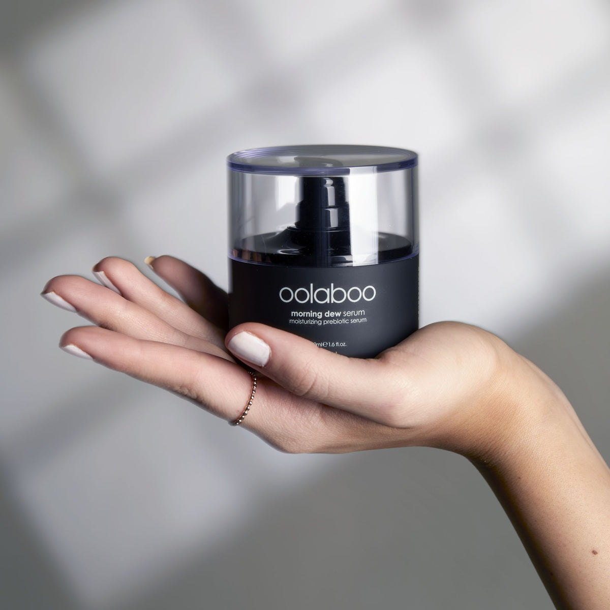 Oolaboo Morning Dew Prebiotic Serum i hånden