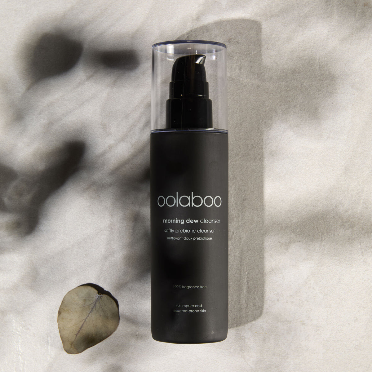 Oolaboo Morning Dew Softly Prebiotic Cleanser på linned med blade