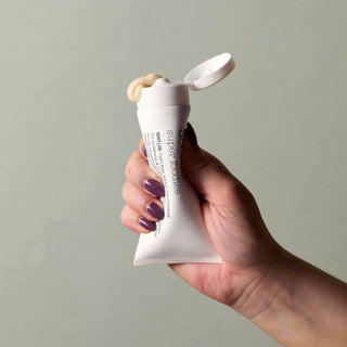 Oolaboo Super Foodies Natural White Toothpaste i hånden med tandpasta