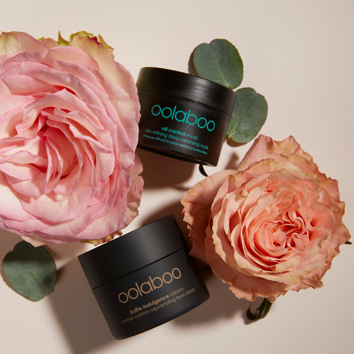 Oolaboo Truffle Indulgence Face Cream ved siden af Oil Control Mask med roser