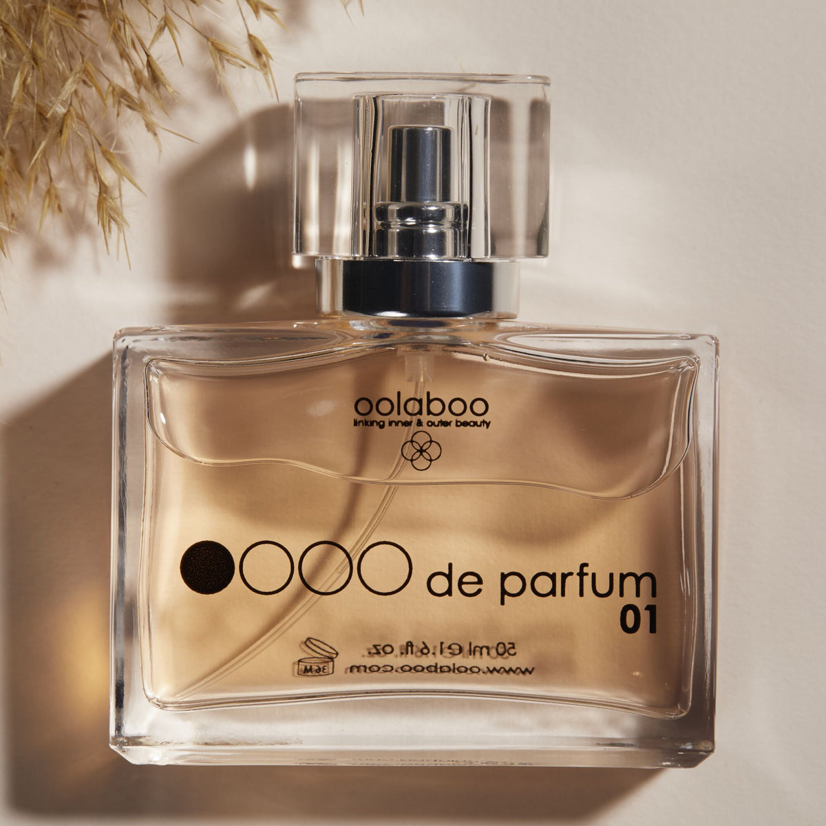 Oolaboo OOOO de Parfum 01 flaske close-up i varmt lys