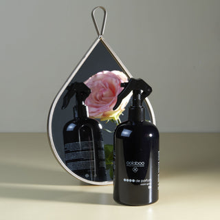 Oolaboo OOOO de Parfum Room Spray ved spejl med rose