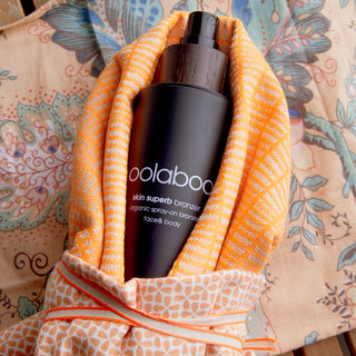 Oolaboo Skin Superb Organic Spray-on Bronzer i et orange stof