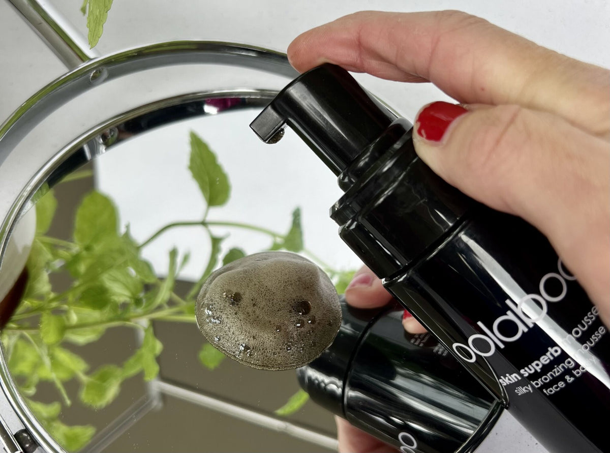 Oolaboo Skin Superb Silky Bronzing Mousse ved et spejl