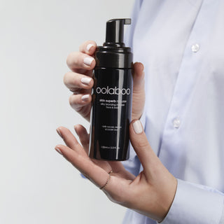 Oolaboo Skin Superb Silky Bronzing Mousse i hånden