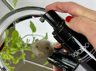 Oolaboo Skin Superb Silky Bronzing Mousse med et pump mousse i hånden